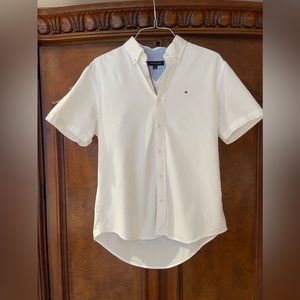 Men’s short sleeve Tommy Hilfiger shirt. Size Medium.